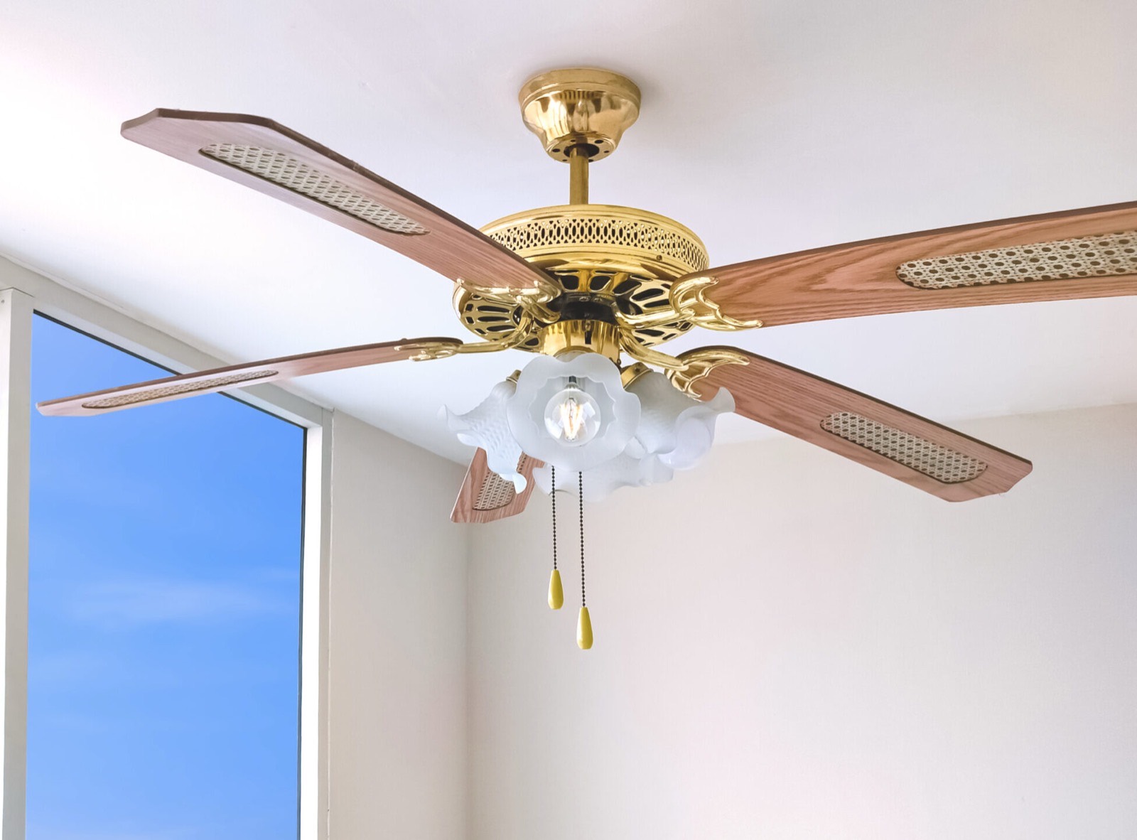 Ceiling fan with lamps